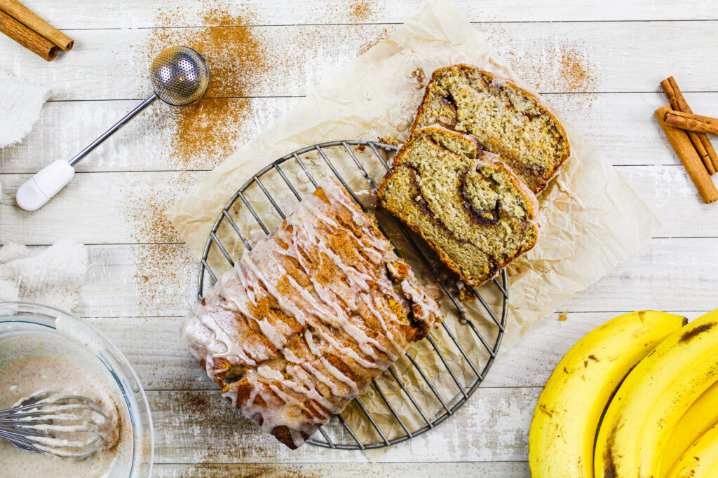 肉桂卷香蕉面包片的图像显示，每片肉桂糖的丝带