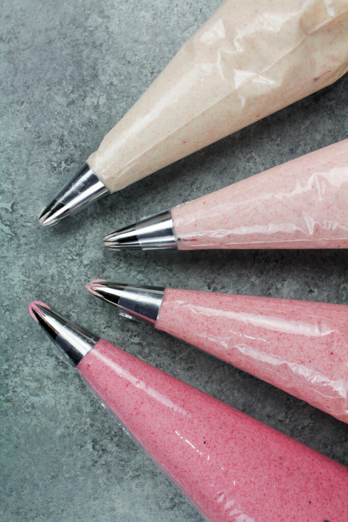 用覆盆子粉自然着色的粉红色渐变奶油冻图像