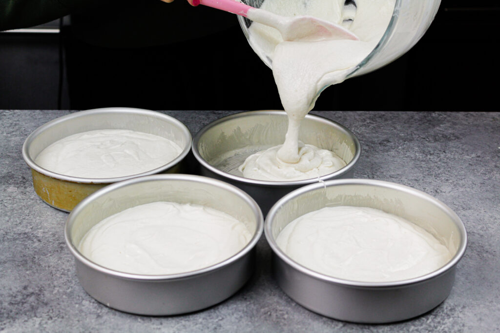 松软的椰子蛋糕面糊被倒进平底锅中烘烤