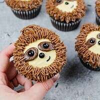 由巧克力蛋糕和巧克力花生酱制成的可爱懒惰蛋糕的图像