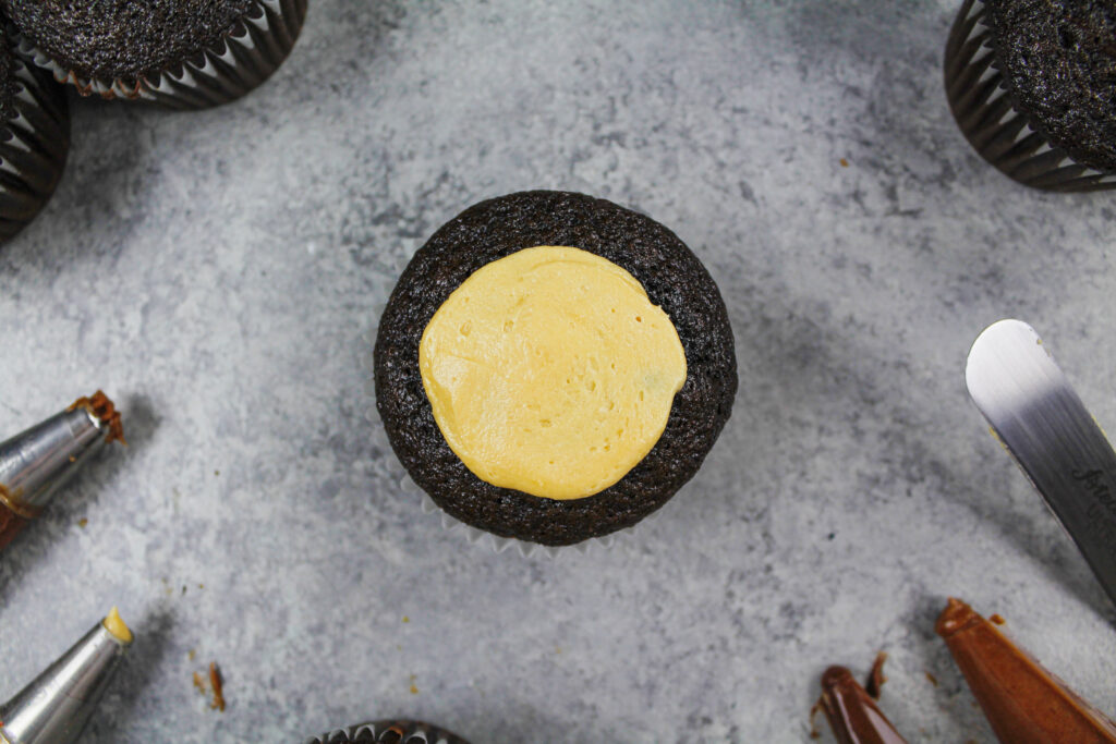 用巧克力杯形蛋糕做的一个可爱的怠惰杯形蛋糕的图象用巧克力花生酱果冻装饰