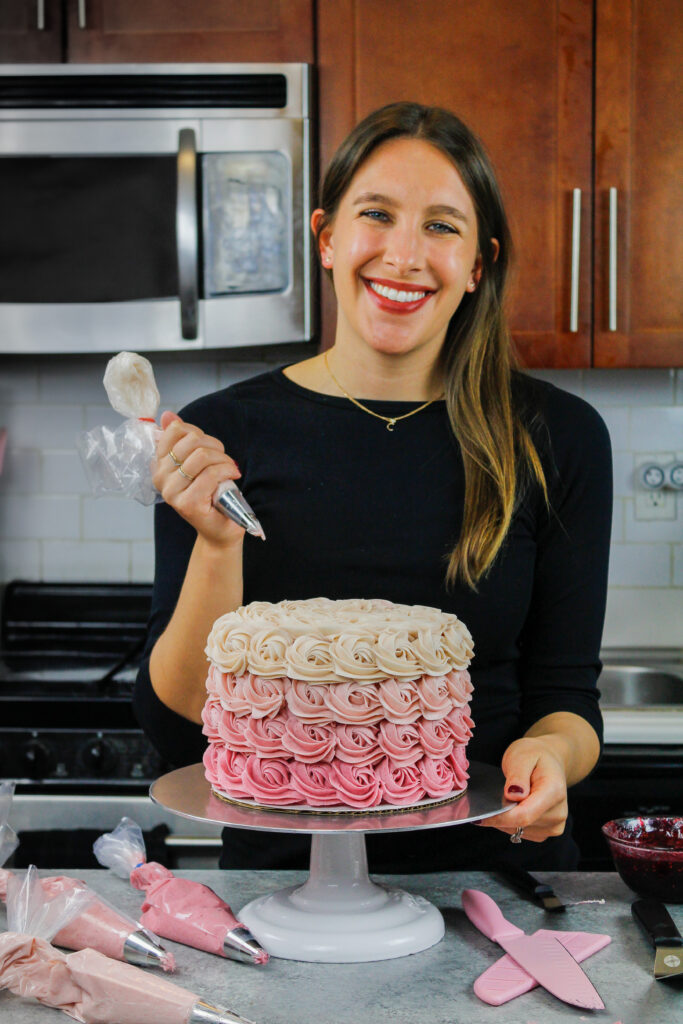 蓝白色的蓝白色切尔维斯配上粉红色的渐变玫瑰形蛋糕lpl外围赌注