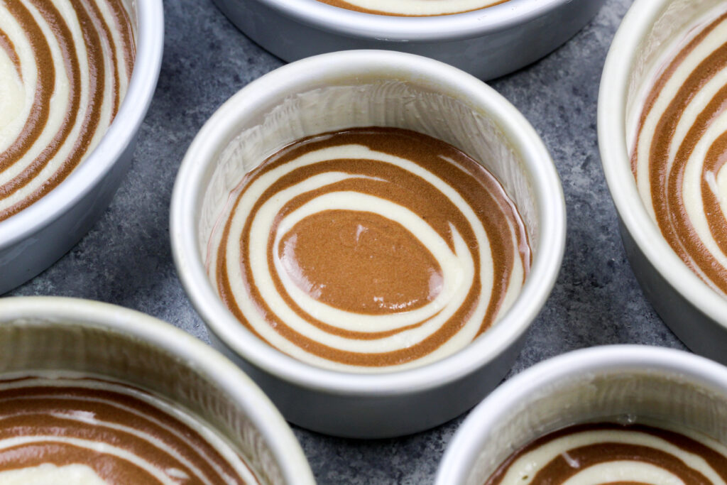 图片中的蛋糕层被修剪成斑马蛋糕