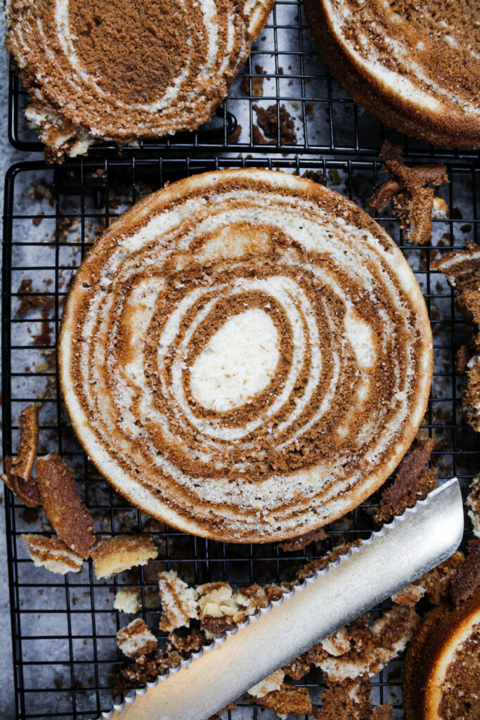 图片中的蛋糕层被修剪成斑马蛋糕