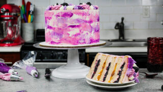 美莓桃层蛋糕图片 切入显示桃和黑莓填充