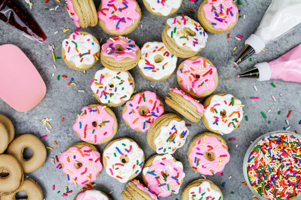 甜甜圈马卡龙的形象装饰着皇家结冰看起来就像磨砂洒甜甜圈