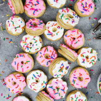 用皇家结冰装饰的甜瓜的图象看起来就像漂亮的糖粉洒甜甜圈