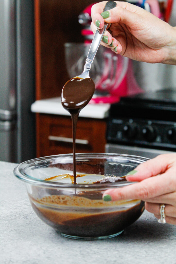 在一个玻璃碗里制作巧克力甘纳许的图像