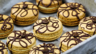 装满咖啡奶油并装饰黑巧克力和咖啡豆