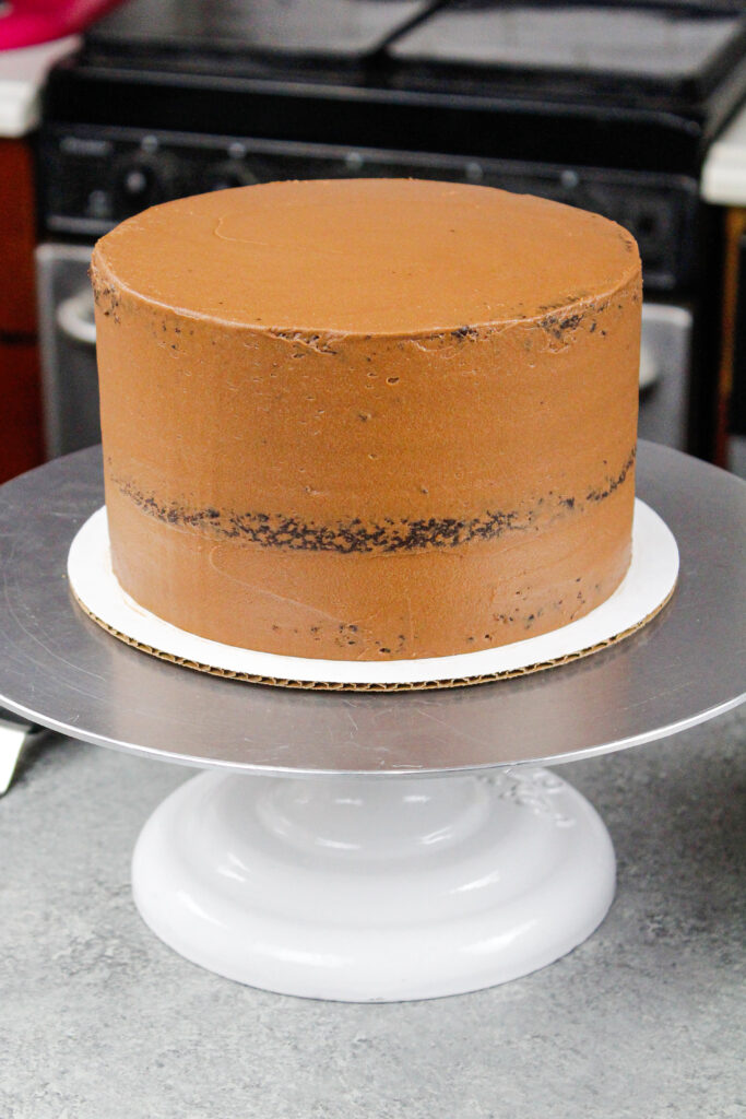 巧克力蛋糕的图象被卷曲涂层和冷却，并准备好它的第二层巧克力奶酪糖霜