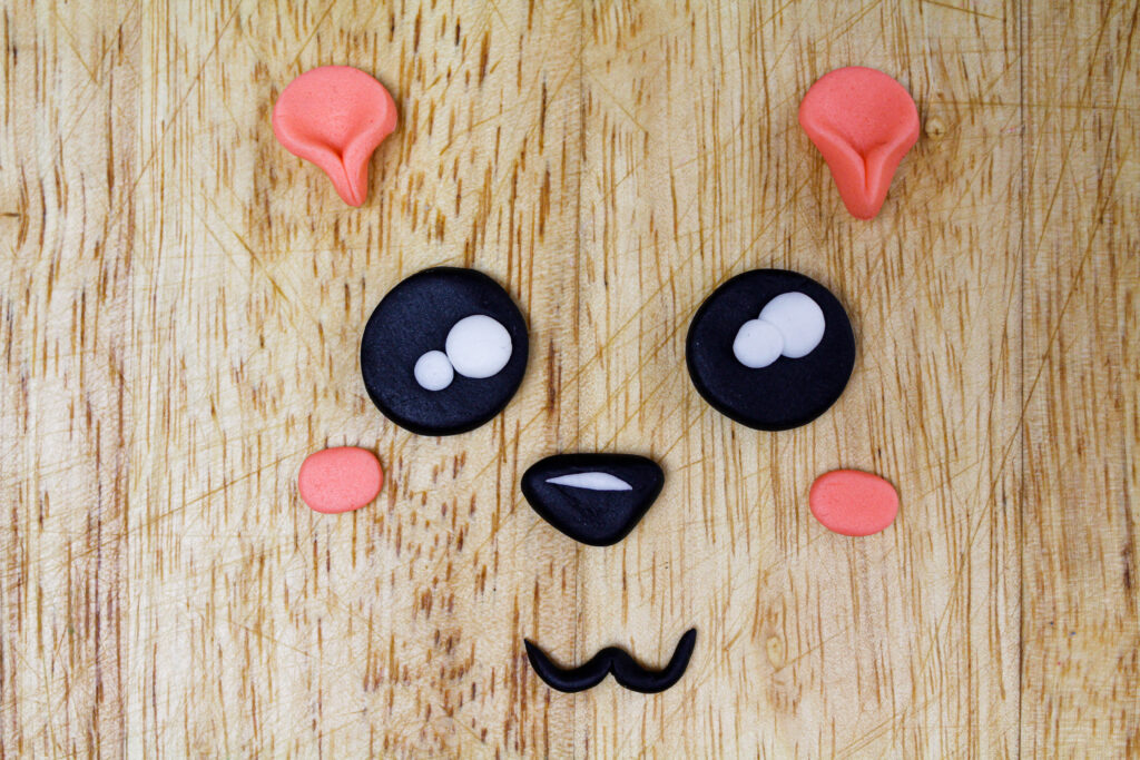 这是为刺猬蛋糕制作的可爱的方糖脸