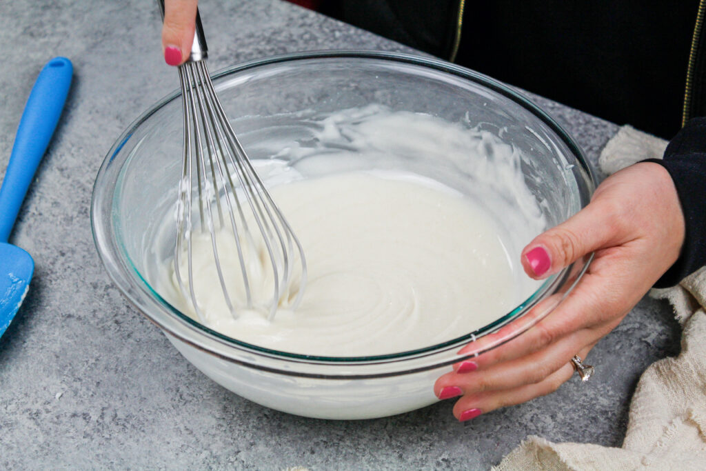 在一个大碗制造的自创蛋糕释放的图象有扫的