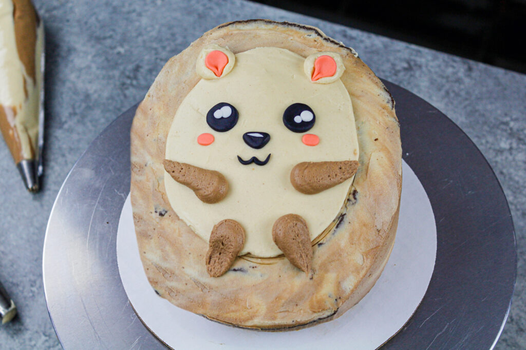 一个部分装饰的刺猬蛋糕，只需要有它的奶油奶油羽毛管