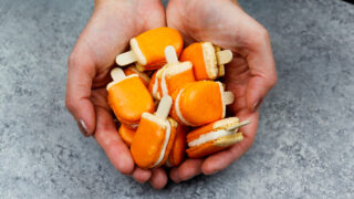 迷你橙色冰淇淋装满橙色冰淇淋