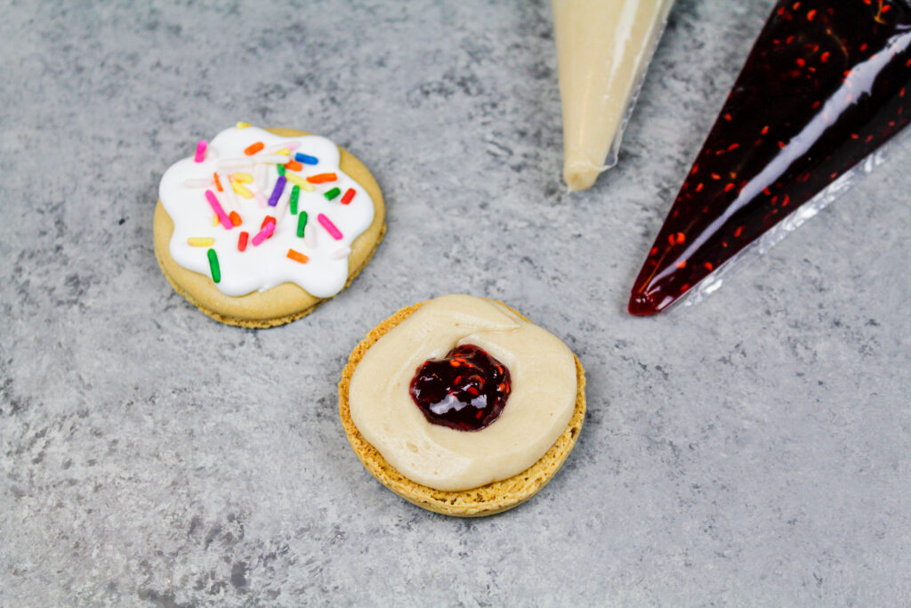 图像的果冻甜甜圈未曾被装满了覆盆子果酱和枫奶油乳酪