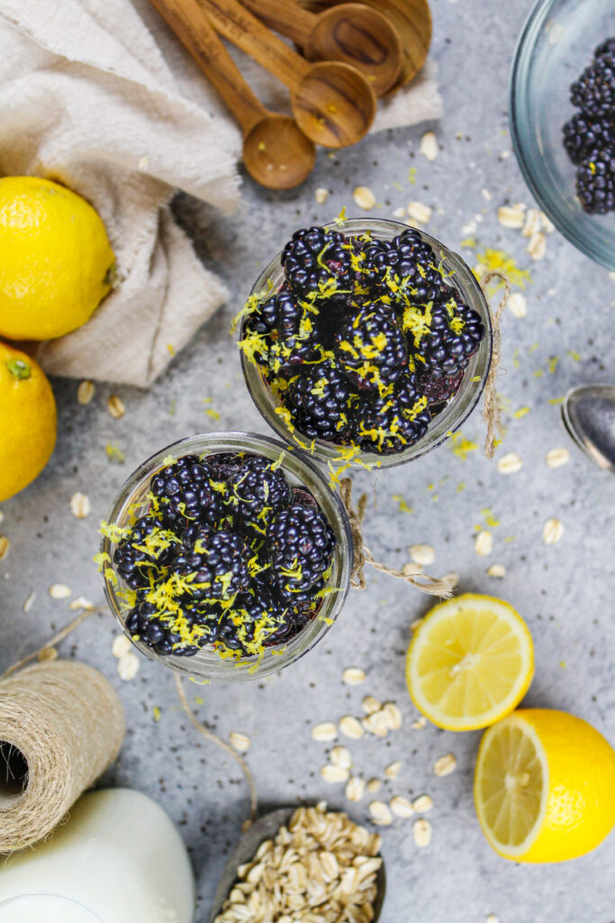 黑莓夜间燕麦的图象提前用新鲜的黑莓做