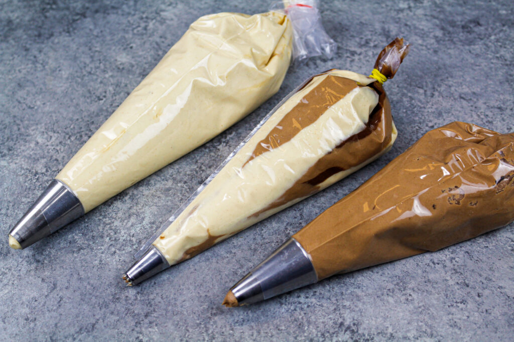 装在裱花袋里的花生酱、巧克力、奶油糖霜图像