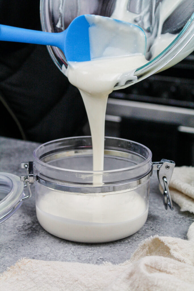 被涌入一个密封容器的自创蛋糕goop的图象