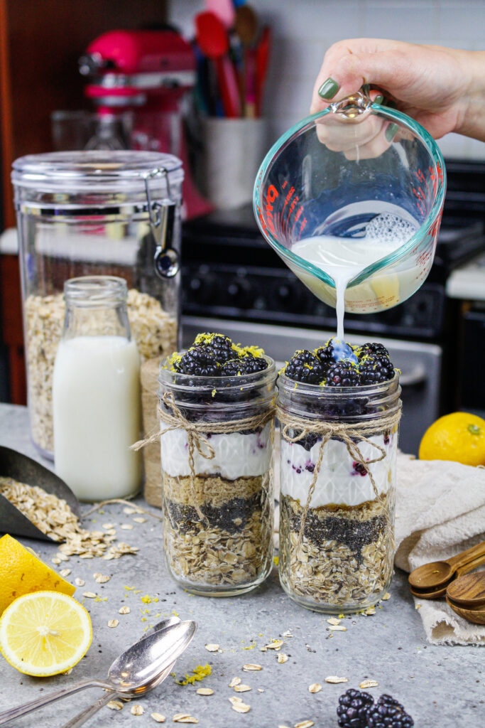 黑莓燕麦是用脱脂牛奶和奇亚籽制成的