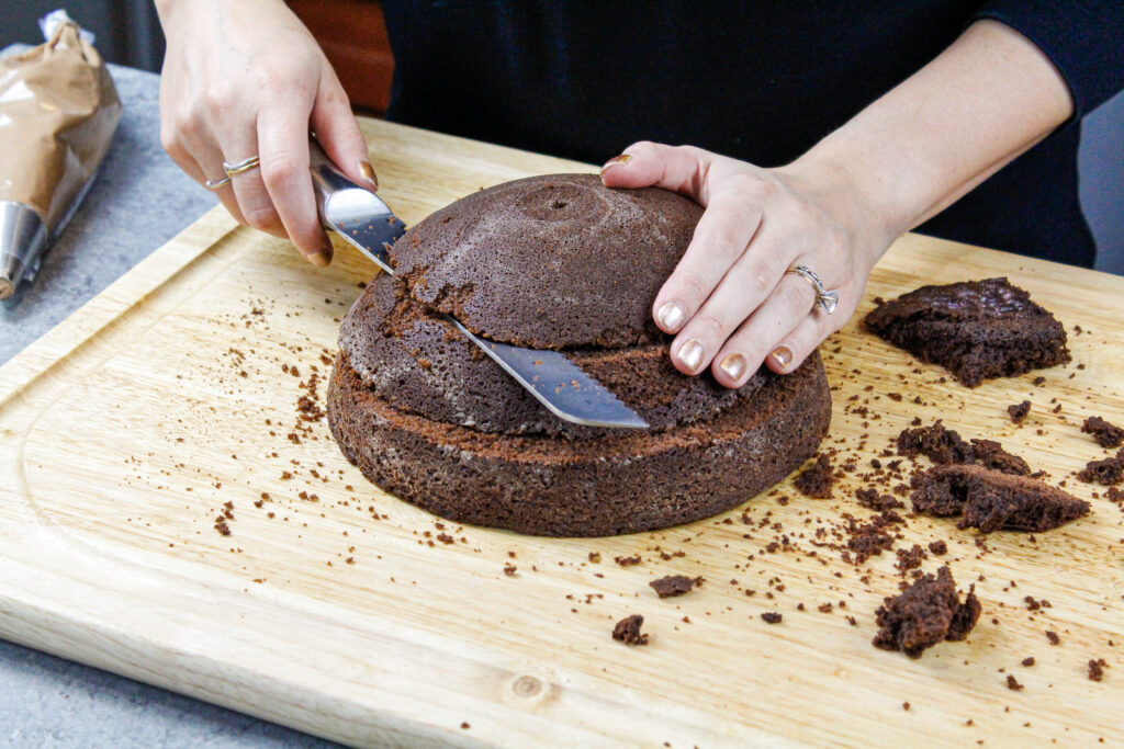 一个圆形的圆顶巧克力蛋糕被撕成几层