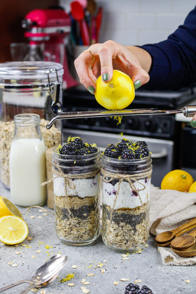 被引入黑莓的柠檬的图象隔夜燕麦