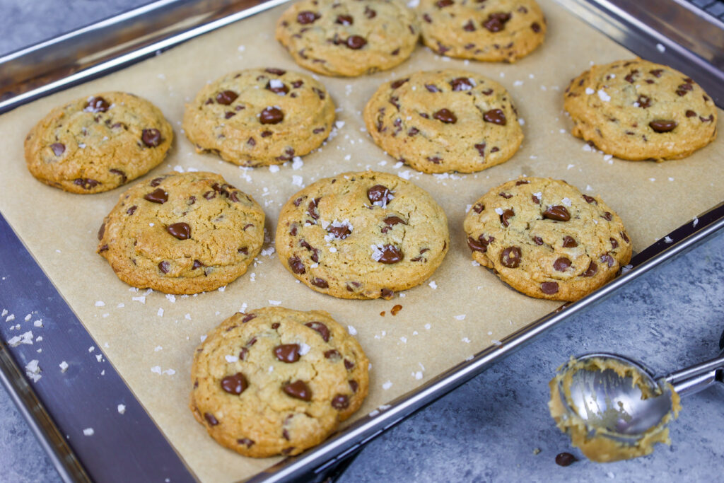 奶油芝士巧克力片曲奇被烤成金黄色，撒上海盐片