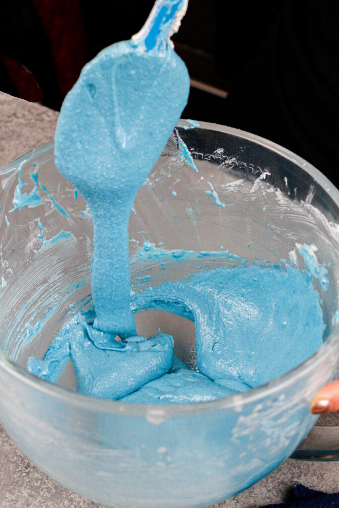 蓝莓蓝色的马卡龙面糊已经混合到合适的稠度，准备好了