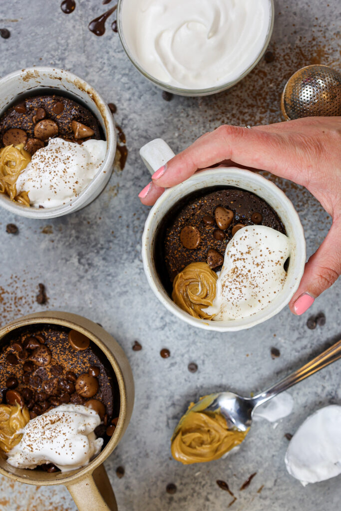 上图是一个巧克力蛋白蛋糕，上面涂有花生酱和鲜奶油