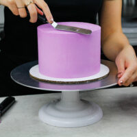 紫红色蛋糕的图象与buttercream结霜的有超级光滑的边和锋利的边缘