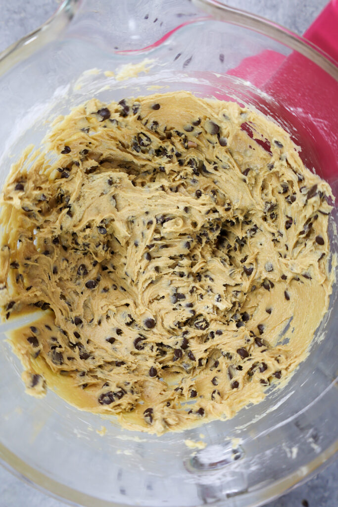 奶油芝士，巧克力片，曲奇面团，搅拌好，准备放入冰箱冷冻。