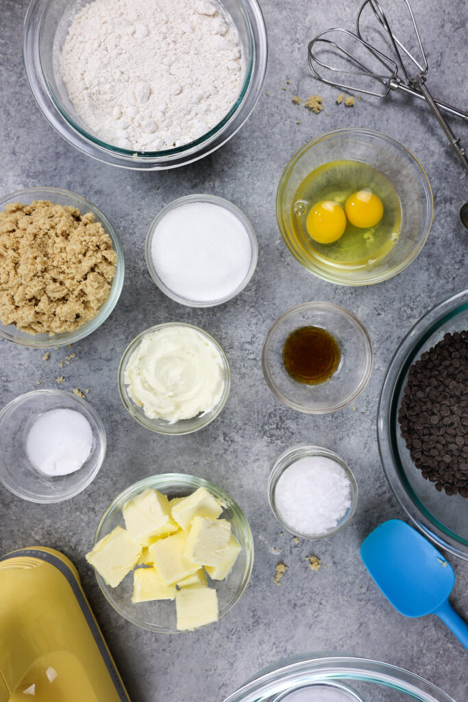 奶油芝士巧克力片饼干的配料摆放在柜台上