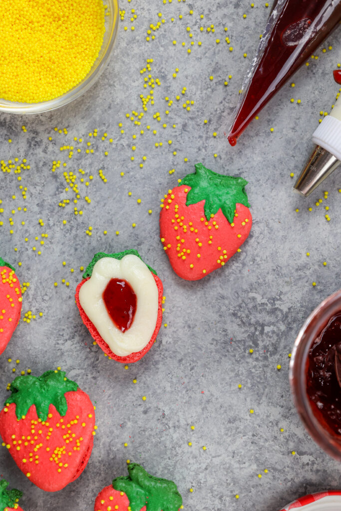 被填装的草莓macaron壳的图象被美国奶酪和草莓酱的圆环