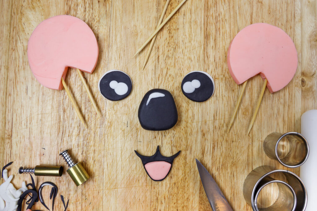 翻糖切出的形象，形成了一个考拉蛋糕的脸