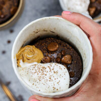 蛋白质杯子蛋糕的图象冠上用花生酱和鞭子奶油