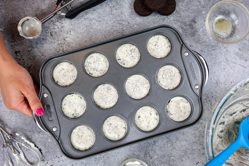 迷你奥利奥乳酪蛋糕的图象在准备好的平底锅被烘烤的