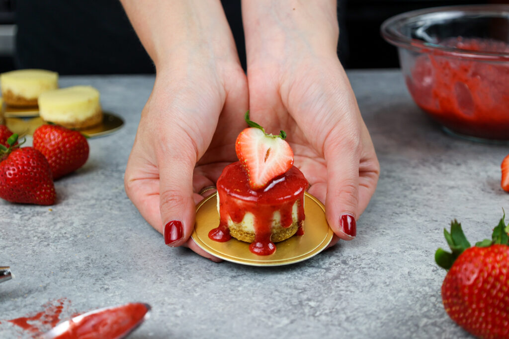 Chelsweets的Chelsey白色的图象拿着微lpl外围赌注型草莓乳酪蛋糕在她的手上