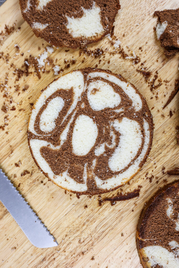 这是为奶牛主题生日蛋糕制作的香草和巧克力大理石蛋糕层