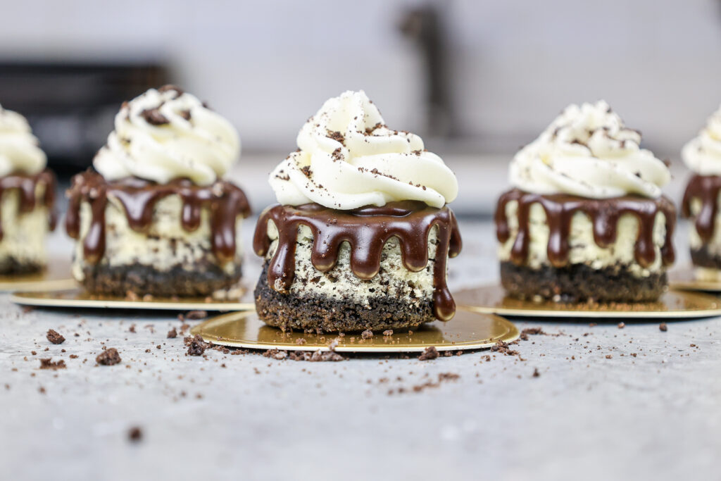 迷你奥利奥乳酪蛋糕的图像排列，装饰用巧克力ganache滴水和鞭打的奶油