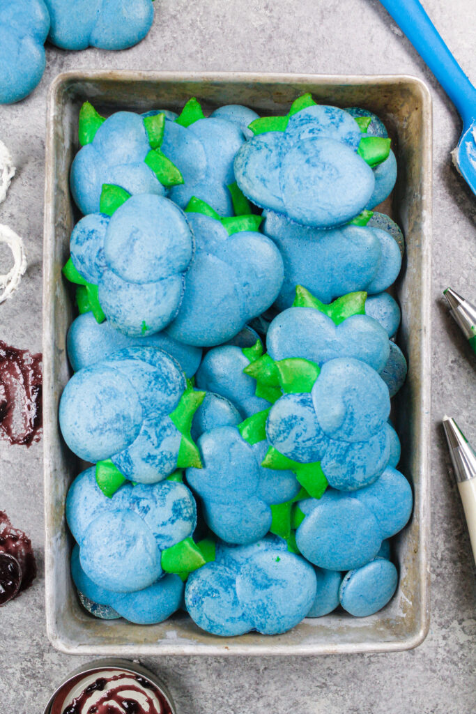 蓝莓形状的马卡龙外壳已经烤好冷却，可以填馅了