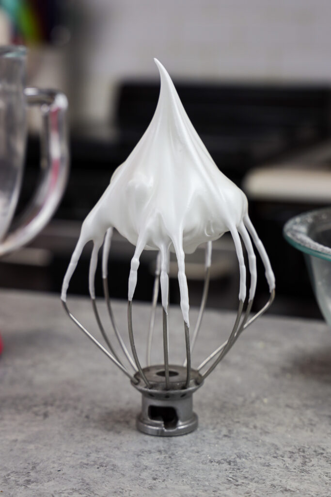 被鞭打的法国蛋白酥皮有僵硬的山峰，是制作马卡龙的完美