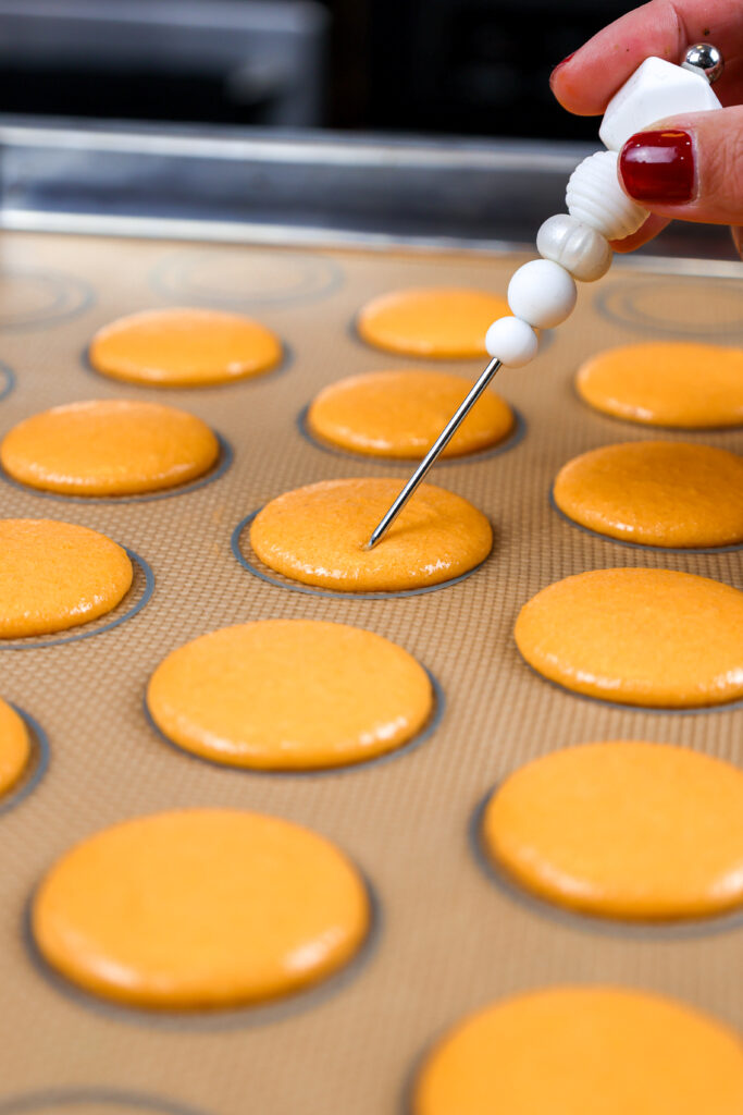 橙色的马卡龙壳被撞在柜台上后静止的画面