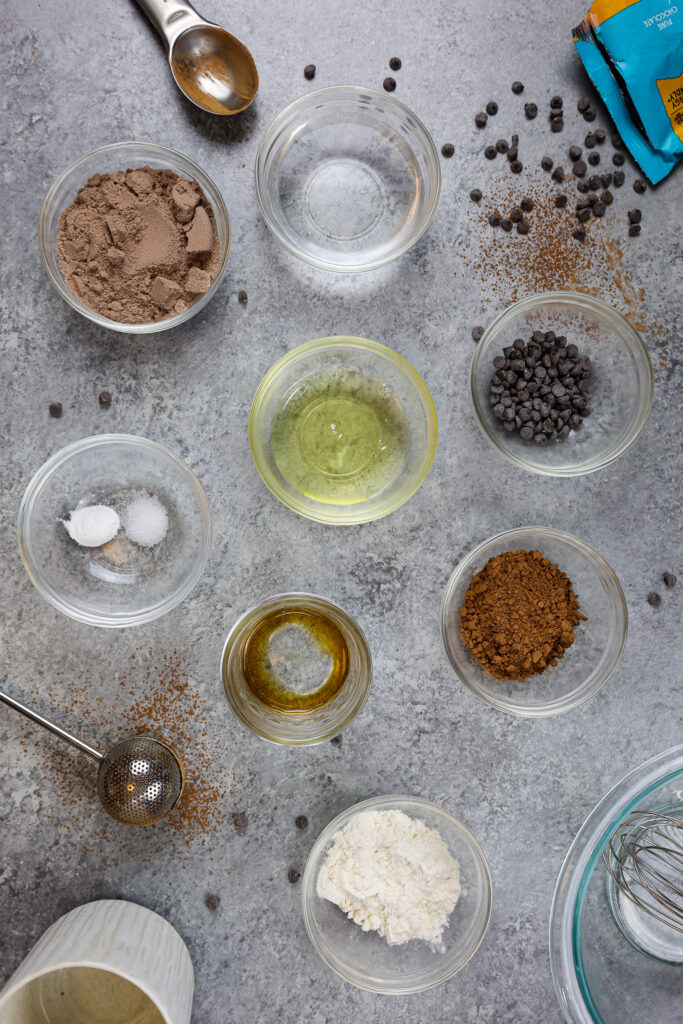 蛋白质马克杯蛋糕配料摆放在柜台上的图片