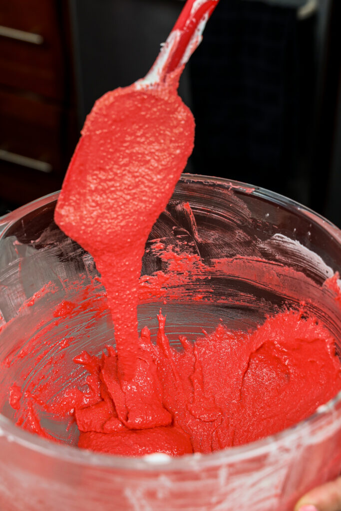 草莓马卡龙的红色法国马卡龙面糊