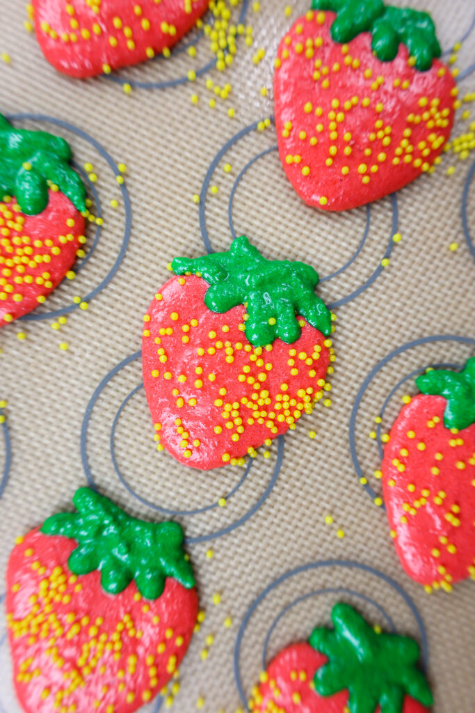 草莓形的macaron壳的图象休息在被烘烤之前