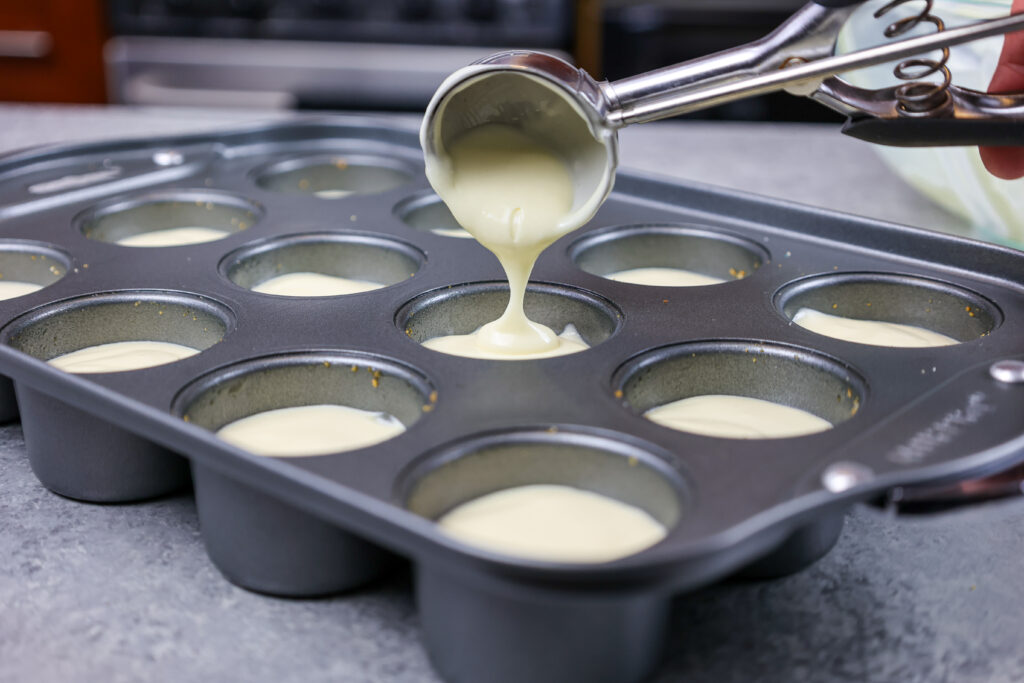 想象芝士蛋糕的面糊被舀进平底锅里，用来做迷你草莓芝士蛋糕