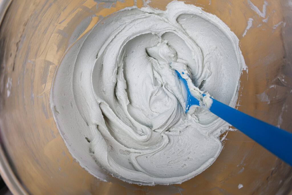 碗里的灰色奶油糖霜