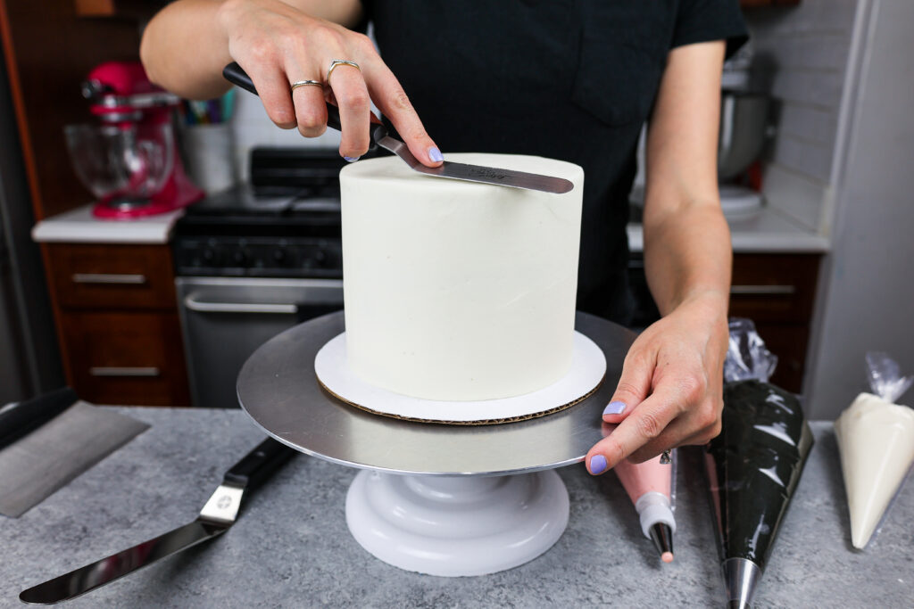 想象一个6英寸的蛋糕，上面有光滑的白奶油糖霜