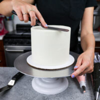 图像一张6英寸的层蛋糕，具有完全光滑的乳霜霜冻