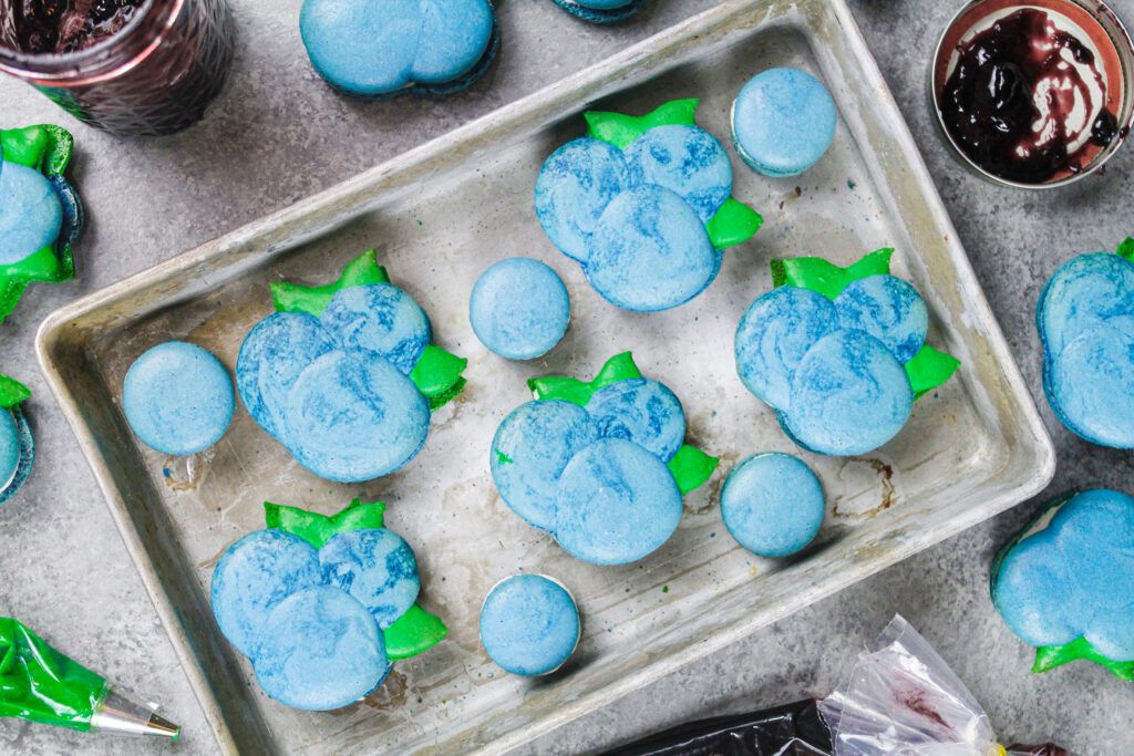 图像的蓝莓形状的马卡龙烤和填充奶油和蓝莓果酱