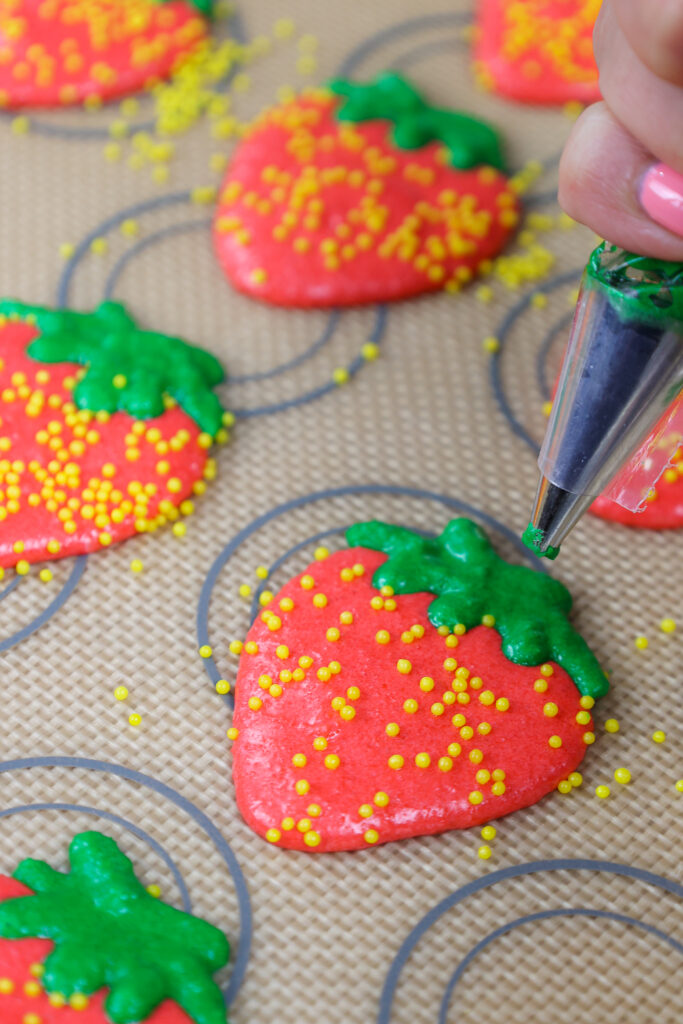 草莓macaron贝壳的图象被管道的